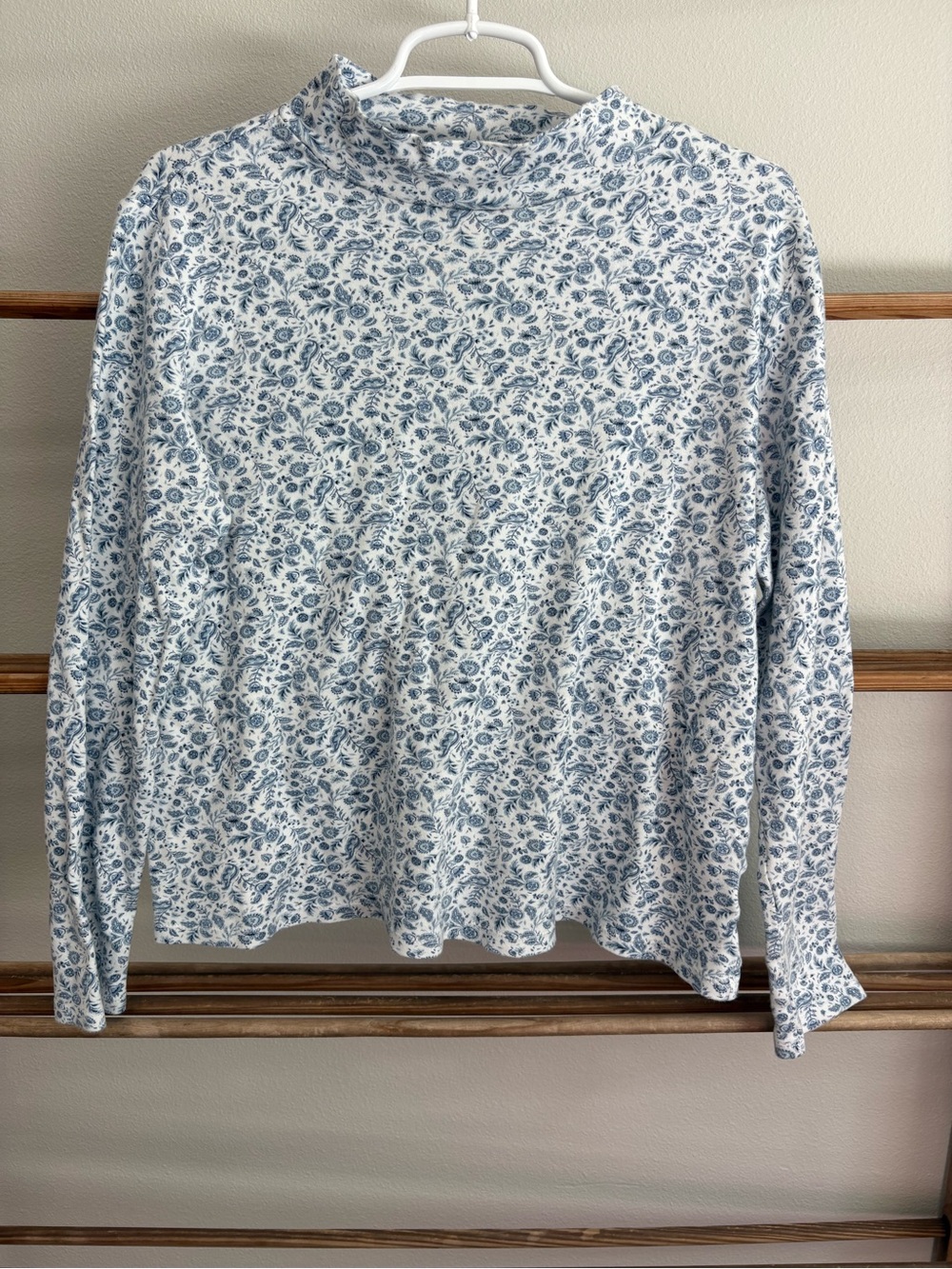 Croft & Barrow Light Blue Paisley Floral Mock Neck Tee | size medium